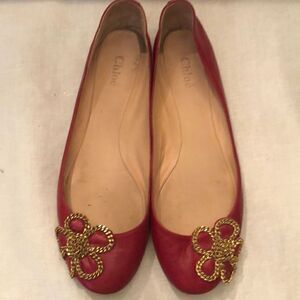 Chloe Red the leather ballet flats with gold chain flowerSize 37 1/2.￼